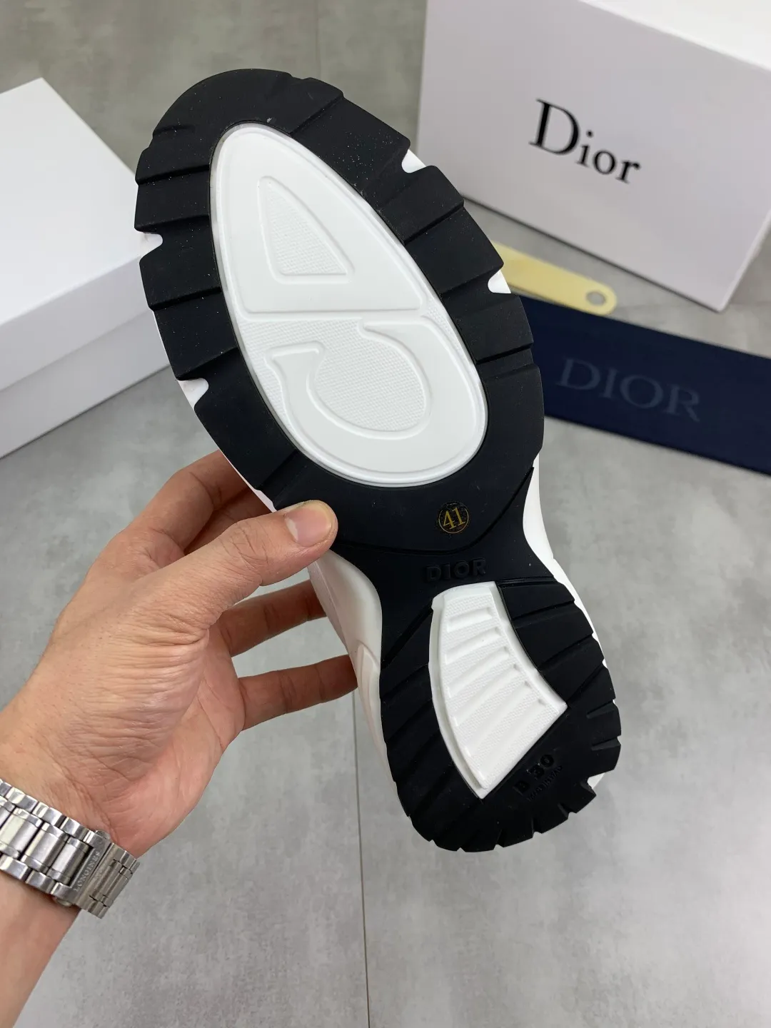 Men's Men's Shoes 💰P420 New Dior Chrono Fly Knit Shoes 2025 New B30 Series, in white and black fly knit series. Both sides are decorated with computer-printed CD logo, star patch on the tongue and Dior logo on the heel. Many details highlight the style. The interior is matched with the original color matching mesh, and the interior of the body is supported by low-temperature shaping sheets, and is filled with light feather cotton to keep the interior full and soft against the feet. The exclusive open-molded outsole adopts a one-piece molding process, so there is no need to worry about problems such as the opening and falling of sole decorative accessories. It is light and comfortable to wear, yet strong and wear-resistant. The two-color shoelaces are accessorized with exquisite metal five-pointed star pendants, creating a high-end, trendy and casual look at all times. Color: white black gray blue code number: 38-44